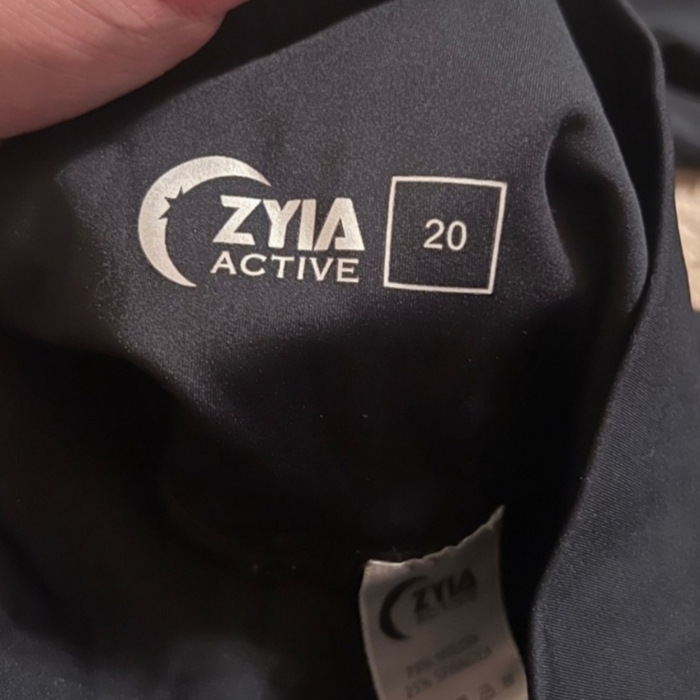 Zyia Black Light N Tight Hi-Rise Capri Leggings